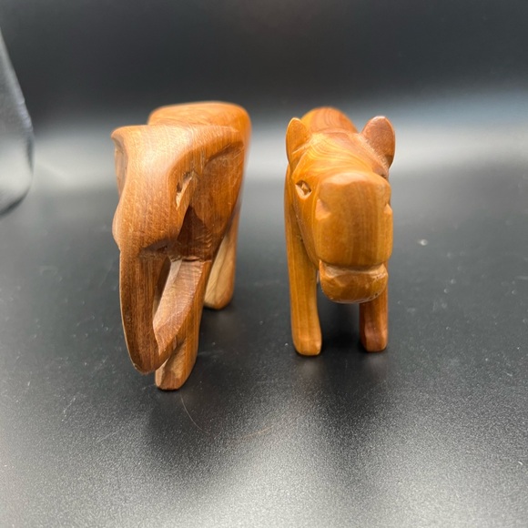 Vintage hand carved wooden elephant and hippo - Picture 7 of 10